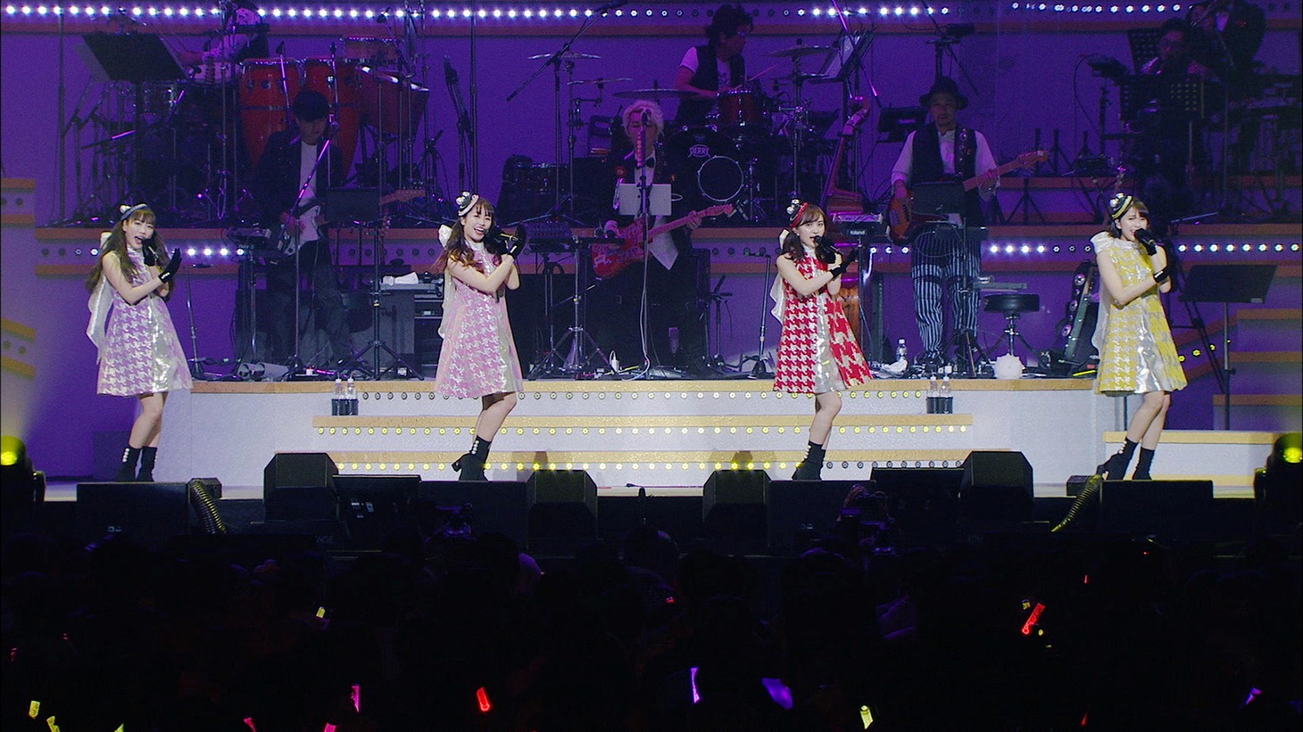 ももいろクローバーZ「DNA狂詩曲」ライブ映像より。