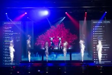 オープニングムービーを経てステージに姿を現したHIMEHINA 。