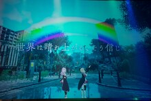 「水たまりロンド」を歌うHIMEHINA。