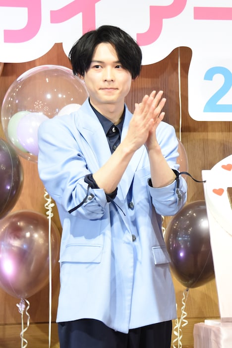 拍手する松村北斗（SixTONES）。