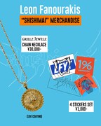 ネックレスとステッカー。