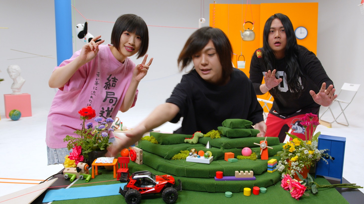 ヤバイTシャツ屋さん「くそ現代っ子ごみかす20代」ミュージックビデオのサムネイル画像。