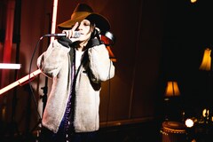 清春「28TH DEBUT DAY」ZAIKO新設配信スペースから歌声届けた西麻布の夜