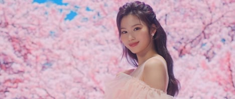 コブクロ「卒業（Special Version）［with SANA］」MVのワンシーン。