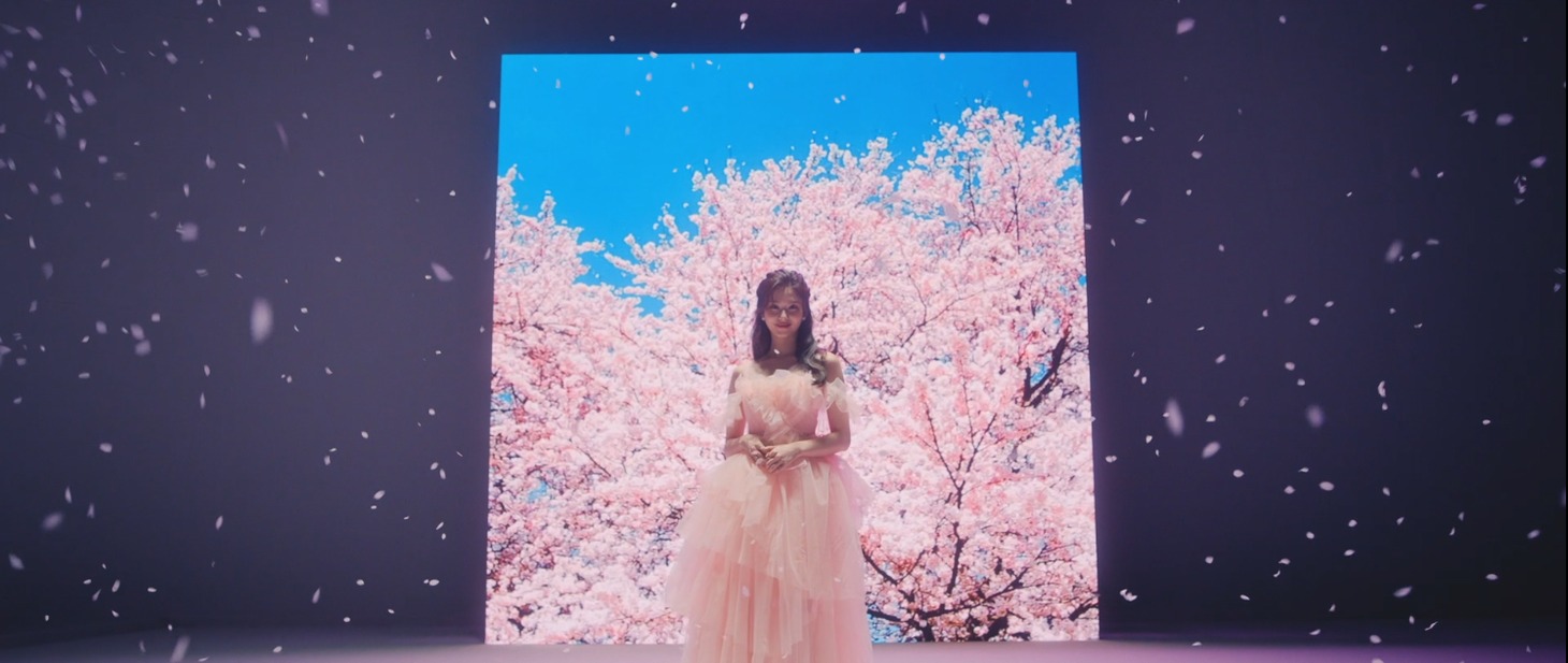 コブクロ「卒業（Special Version）［with SANA］」MVのワンシーン。