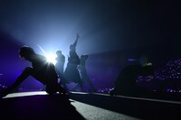 志麻（浦島坂田船）とダンサー（写真提供：小松陽祐）。