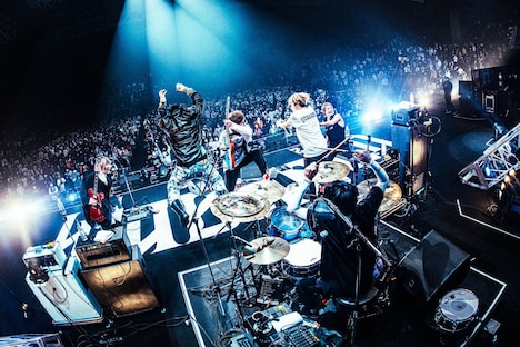 「灯せ」のパフォーマンス中の様子。(撮影:浜野カズシ)