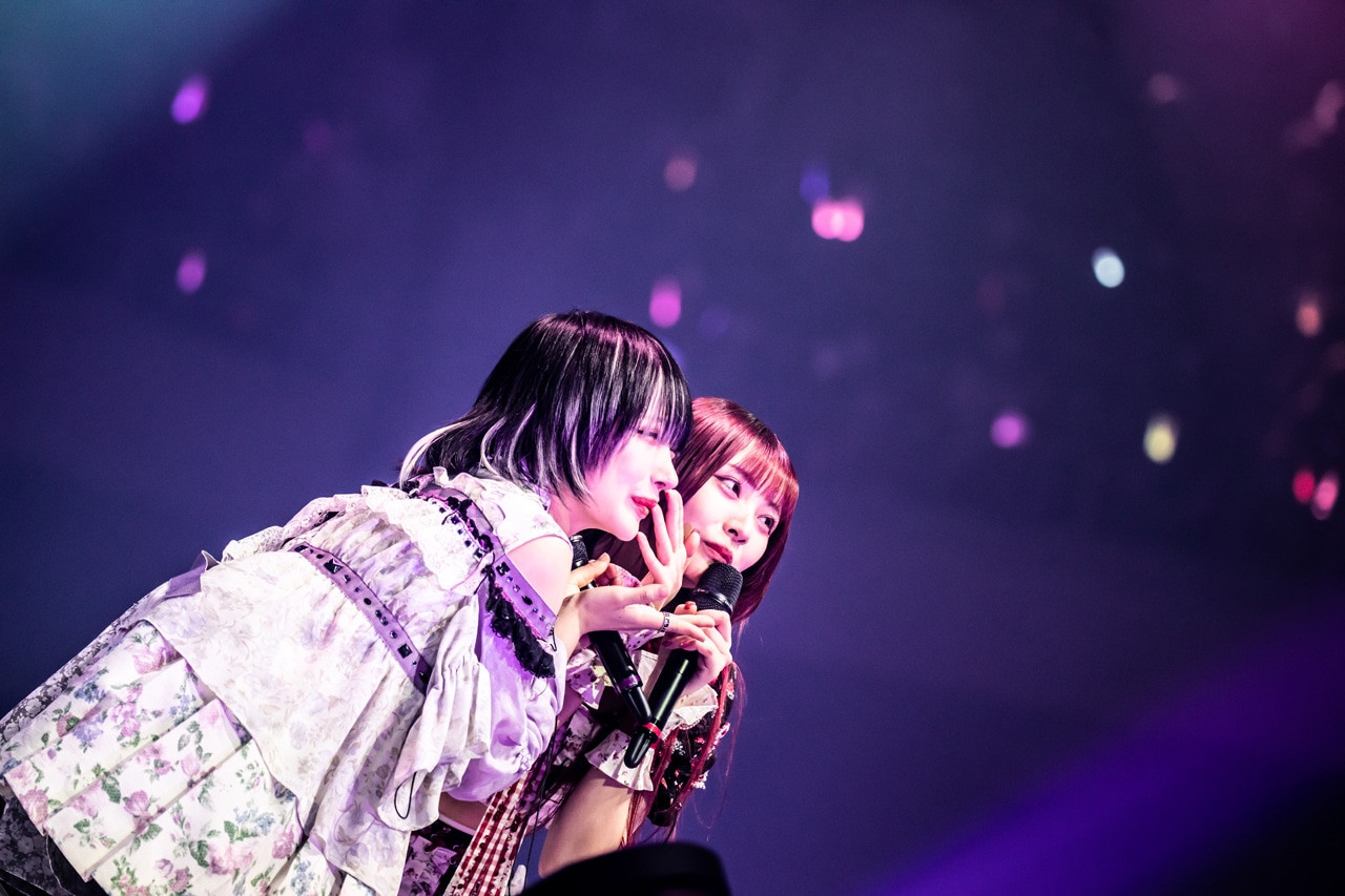 左から香椎かてぃ、藍染カレン。（Photo by Masayo）