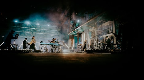 YOASOBI 1st LIVE「KEEP OUT THEATER」の様子。（Photo by Kato Shumpei）