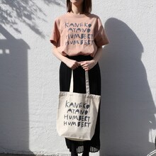 「ライブナタリー “カネコアヤノ×ハンバート ハンバート”」Tシャツとトートバッグの着用イメージ。