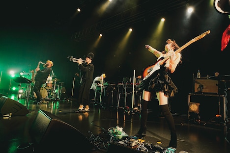 栗原健、タブゾンビ（SOIL&"PIMP"SESSIONS）をゲストに迎えるRei。（撮影：上飯坂一）