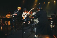 「Rei Release Tour 2021 "SOUNDS of HONEY" -the Band Set-」の様子。（撮影：上飯坂一）