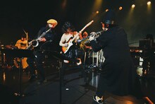 「Rei Release Tour 2021 "SOUNDS of HONEY" -the Band Set-」の様子。（撮影：上飯坂一）