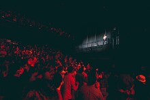 会場のバルコニーに登場したRei。（撮影：上飯坂一）