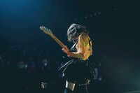 「Rei Release Tour 2021 "SOUNDS of HONEY" -the Band Set-」の様子。（撮影：上飯坂一）
