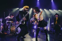 栗原健とセッションするRei。（撮影：上飯坂一）