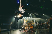 「Rei Release Tour 2021 "SOUNDS of HONEY" -the Band Set-」の様子。（撮影：上飯坂一）