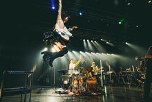 「Rei Release Tour 2021 "SOUNDS of HONEY" -the Band Set-」の様子。（撮影：上飯坂一）