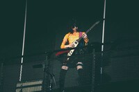 会場のフライングVを弾くRei。（撮影：上飯坂一）