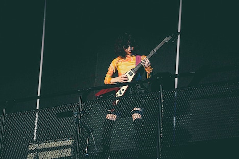 会場のフライングVを弾くRei。（撮影：上飯坂一）