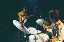 「Rei Release Tour 2021 "SOUNDS of HONEY" -the Band Set-」の様子。（撮影：上飯坂一）