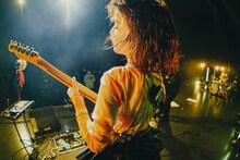 「Rei Release Tour 2021 "SOUNDS of HONEY" -the Band Set-」の様子。（撮影：上飯坂一）