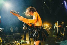 「Rei Release Tour 2021 "SOUNDS of HONEY" -the Band Set-」の様子。（撮影：上飯坂一）