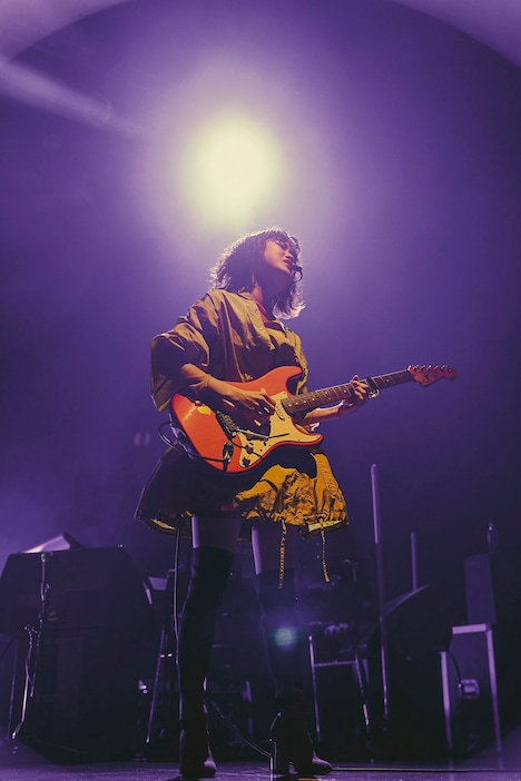 「Rei Release Tour 2021 "SOUNDS of HONEY" -the Band Set-」の様子。（撮影：上飯坂一）