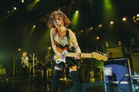 「Rei Release Tour 2021 "SOUNDS of HONEY" -the Band Set-」の様子。（撮影：上飯坂一）