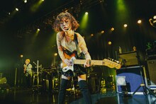 「Rei Release Tour 2021 "SOUNDS of HONEY" -the Band Set-」の様子。（撮影：上飯坂一）