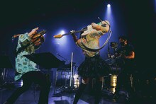 「Rei Release Tour 2021 "SOUNDS of HONEY" -the Band Set-」の様子。（撮影：上飯坂一）