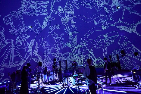 「indigo la End『夜行秘密』リリース記念 Special Streaming Live at Planetarium」より。（撮影：鳥居洋介）
