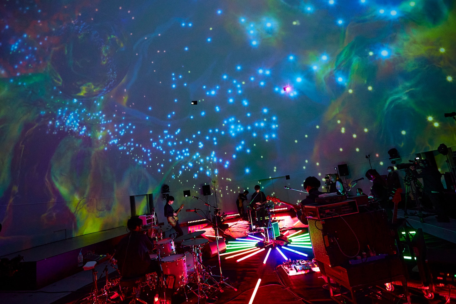 「indigo la End『夜行秘密』リリース記念 Special Streaming Live at Planetarium」より。（撮影：鳥居洋介）