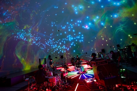 「indigo la End『夜行秘密』リリース記念 Special Streaming Live at Planetarium」より。（撮影：鳥居洋介）