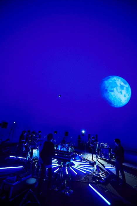 「indigo la End『夜行秘密』リリース記念 Special Streaming Live at Planetarium」より。（撮影：鳥居洋介）