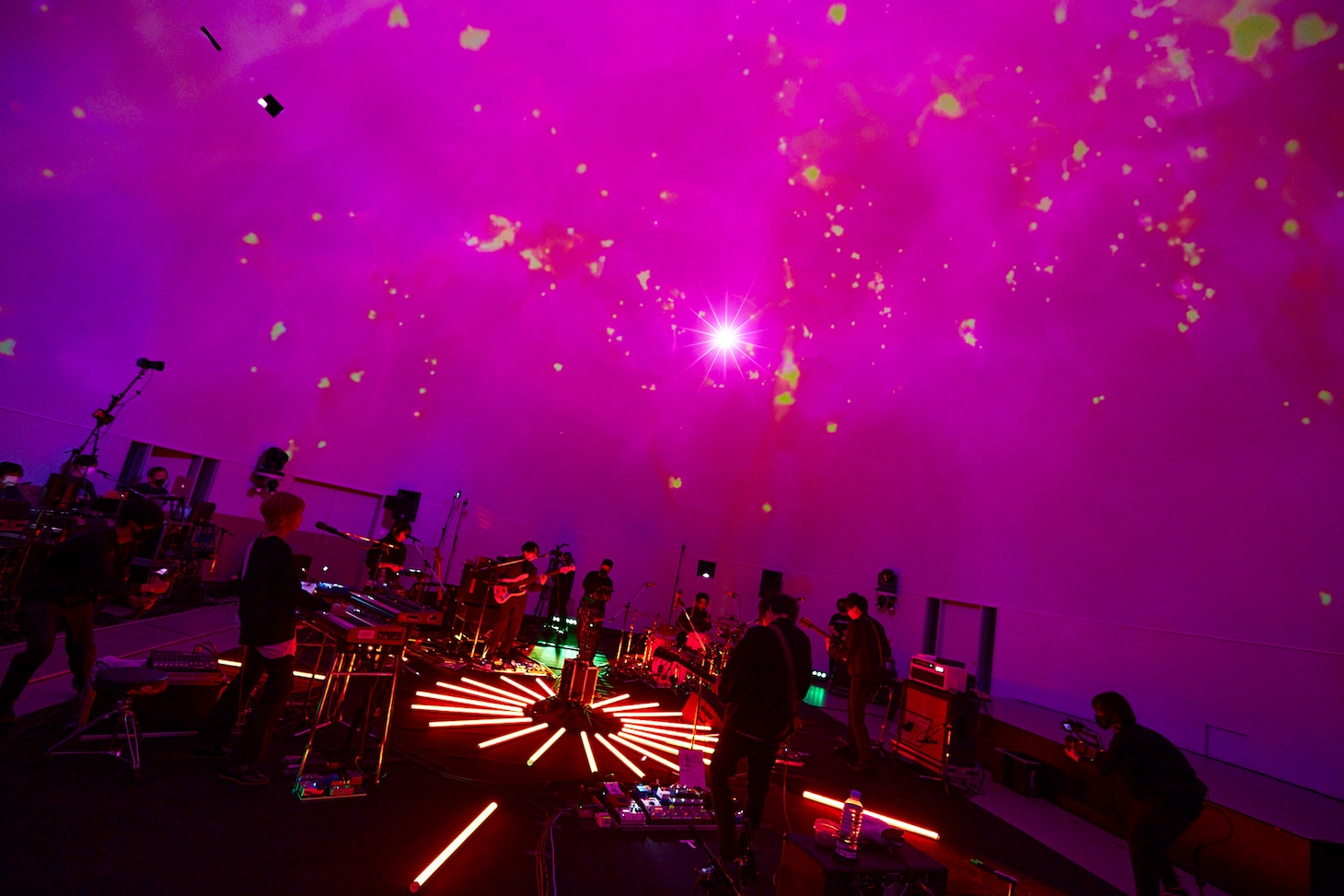 「indigo la End『夜行秘密』リリース記念 Special Streaming Live at Planetarium」より。（撮影：鳥居洋介）