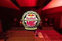 「レッドブルマイク」ビジュアル