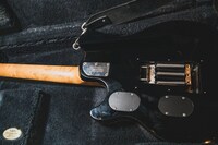 服部栞汰（SHE'S）愛用ギター「Music Man AXIS EX」ボディ裏側