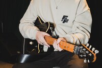 服部栞汰（SHE'S）愛用ギター「Music Man AXIS EX」