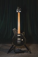 服部栞汰（SHE'S）愛用ギター「Music Man AXIS EX」。ハードウェアについては「現行のUSAモデルのAXISはトグルスイッチがボリュームの横に付いてるんです。エディが使ってたのはそのスイッチがフロントピックアップの横だったんで、これしかないと思って買いました」「ノブが1個しかないシンプルさもエディっぽいんですよ」とのこと。