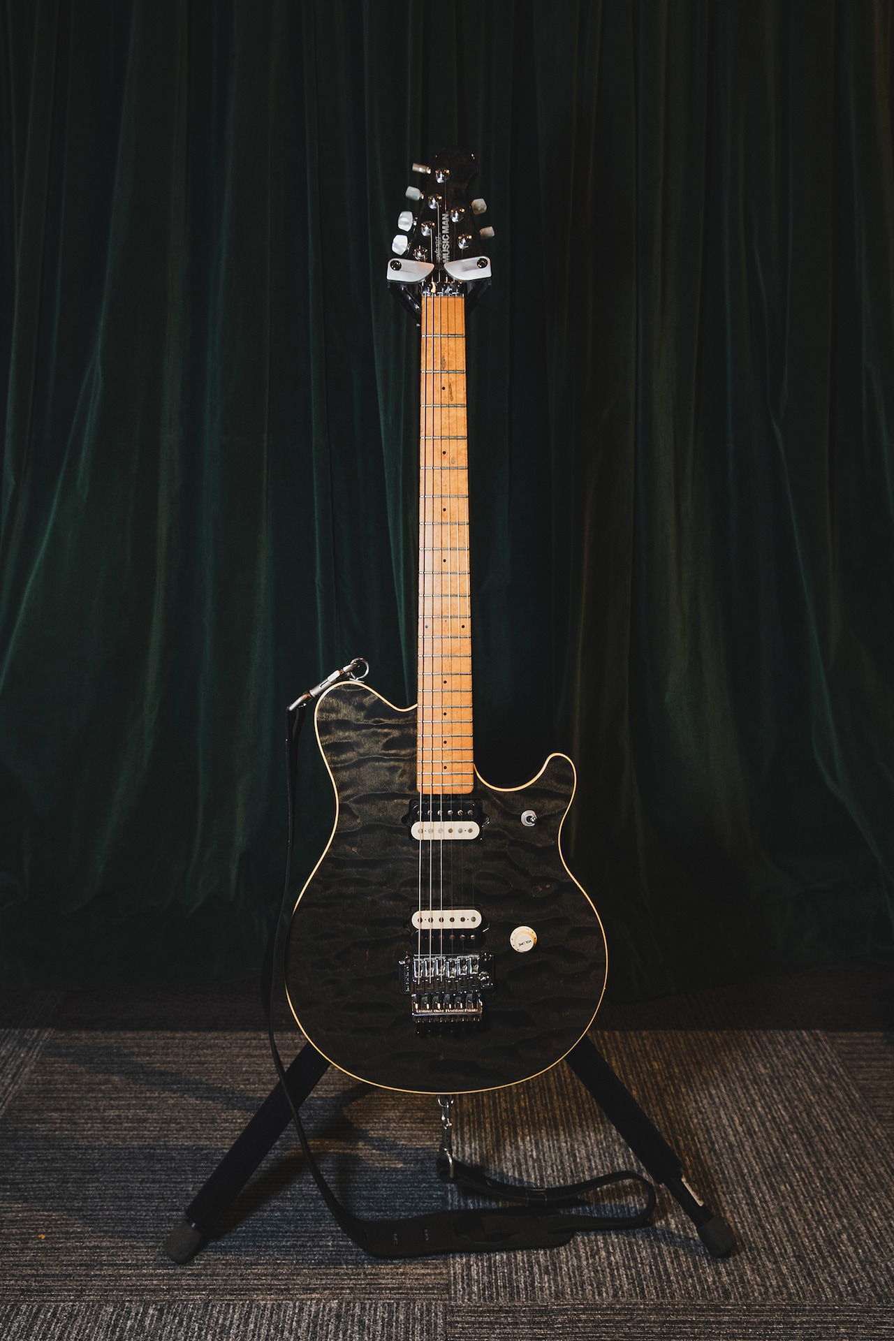 服部栞汰（SHE'S）愛用ギター「Music Man AXIS EX」。ハードウェアについては「現行のUSAモデルのAXISはトグルスイッチがボリュームの横に付いてるんです。エディが使ってたのはそのスイッチがフロントピックアップの横だったんで、これしかないと思って買いました」「ノブが1個しかないシンプルさもエディっぽいんですよ」とのこと。