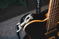 ナスカンとヒートンを使った自作ストラップピン。これらの金具はホームセンターなどで購入できる。