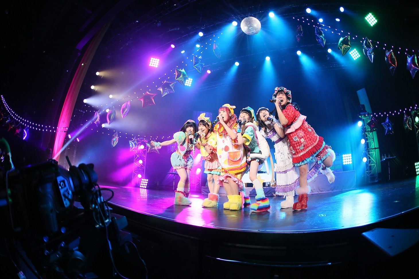 でんぱ組.inc「ウルトラ☆マキシマム☆ポジティブ☆ストーリー!! ～バビュッといくよ未来にね☆～」の様子。（撮影：チェリーマン）