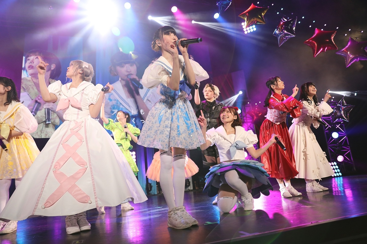 10人体制でパフォーマンスする新生でんぱ組.inc。（撮影：チェリーマン）