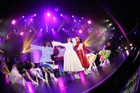 10人体制でパフォーマンスする新生でんぱ組.inc。（撮影：チェリーマン）