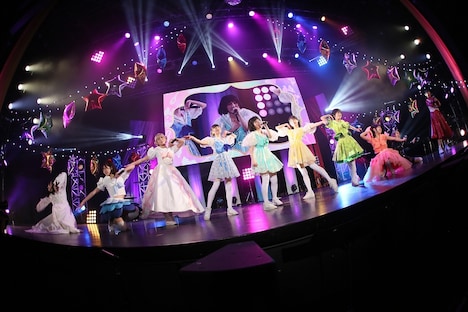 10人体制でパフォーマンスする新生でんぱ組.inc。（撮影：チェリーマン）