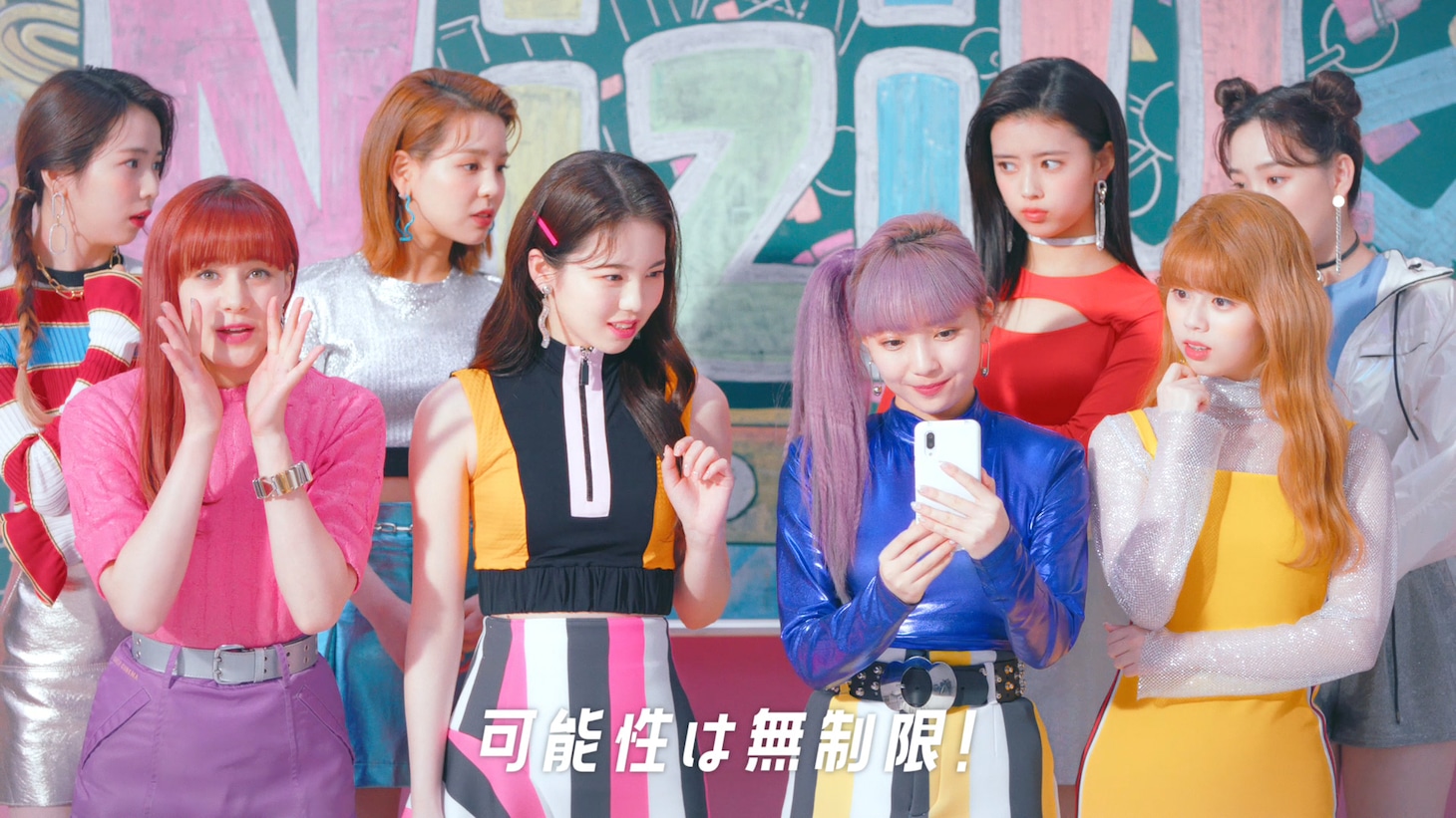 NiziU×ソフトバンク新WebCM「ネコとおしゃべり!?」編より。