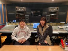 左からバカリズム、土岐麻子。