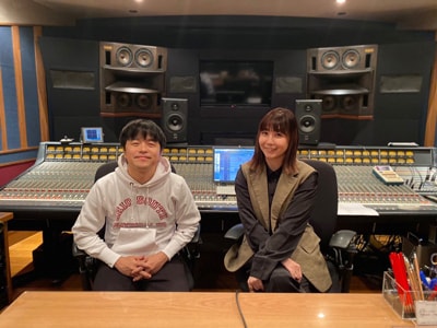 左からバカリズム、土岐麻子。