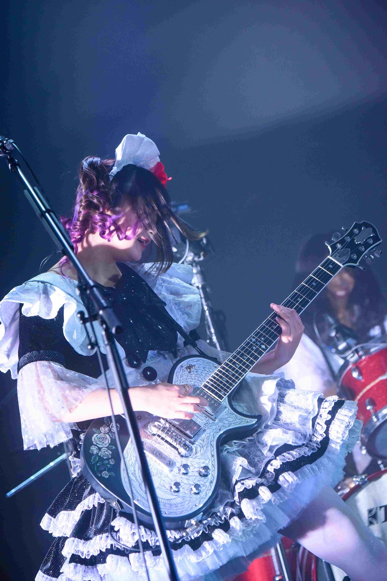小鳩ミク（G, Vo）（Photo by MASANORI FUJIKAWA）